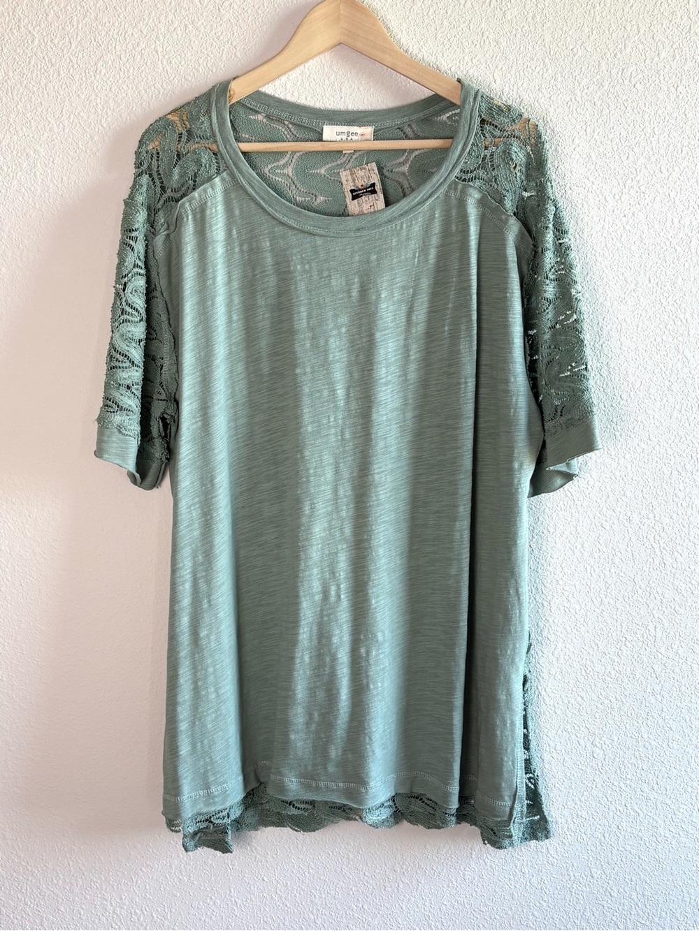 NWT Umgee Lace Back Tunic Tee